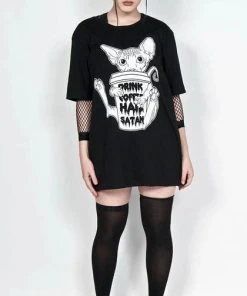 TWISTED Cats Drink Coffee, Hail Satan | T-SHIRT 6 TWISTED Cats Drink Coffee, Hail Satan | T-SHIRT -VERA’S EYECANDY Shop twisted drink coffee hail satan t shirt 4 700x700